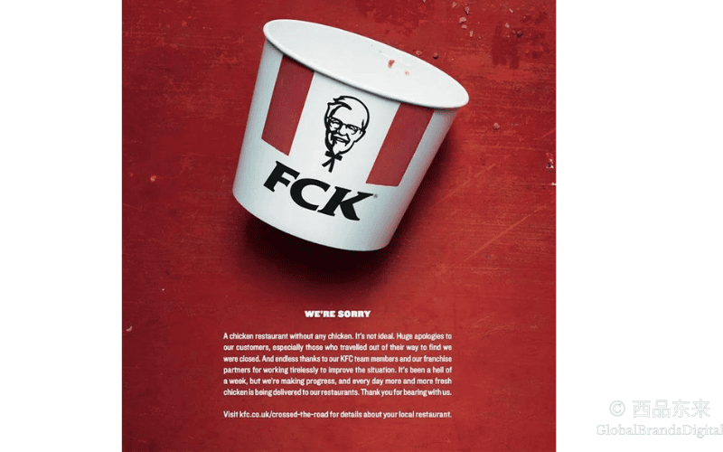 KFC的道歉广告，红色背景下放置一个空的炸鸡桶，桶上写着“FCK”，解释鸡肉短缺问题并感谢客户的耐心等待
